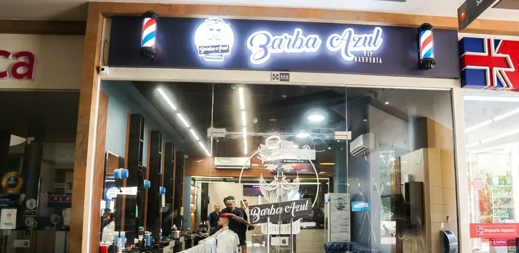 Fachada iluminada de Barba Azul VIP en Parque Heredia