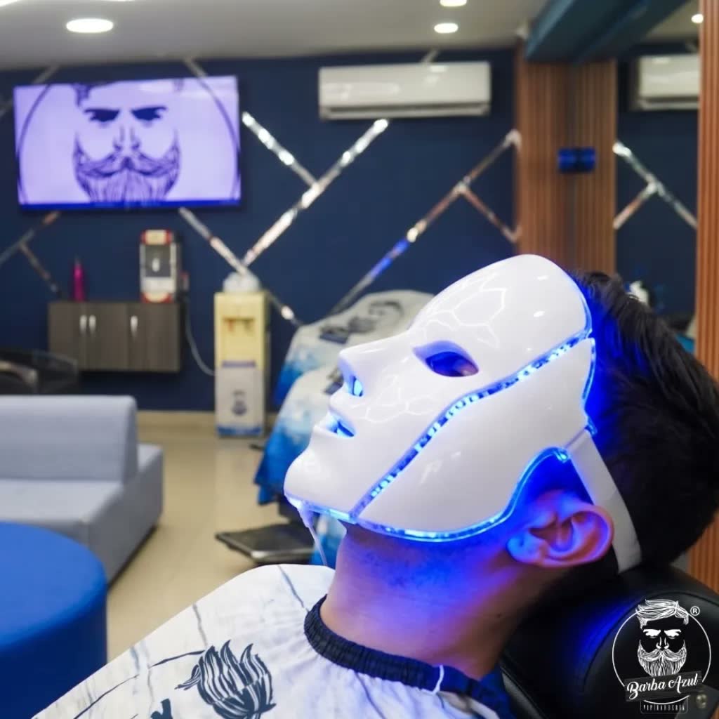 Cliente con la máscara LED de renovación facial encendida en azul