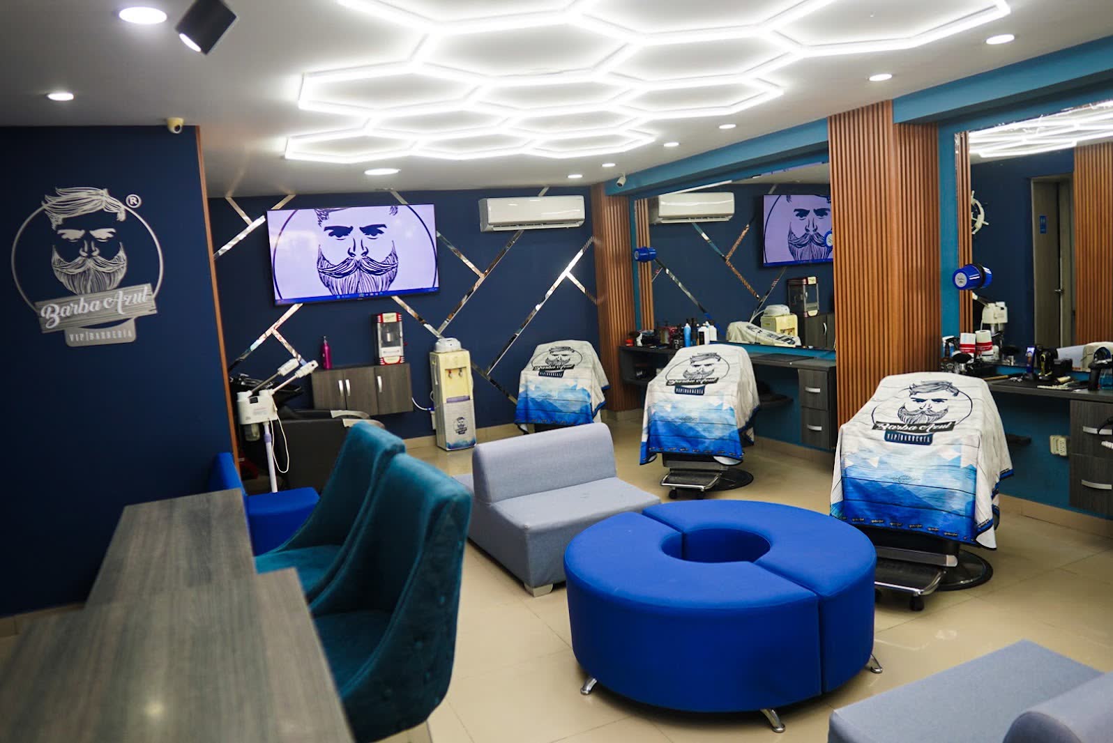 Sala de Barba Azul VIP en Santa Mónica con su techo de hexágonos de luz