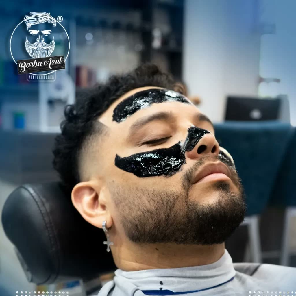 Cliente con mascarilla negra