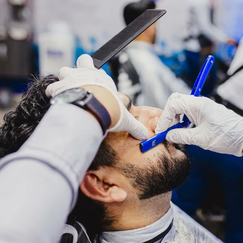 Navaja azul marcando la barba