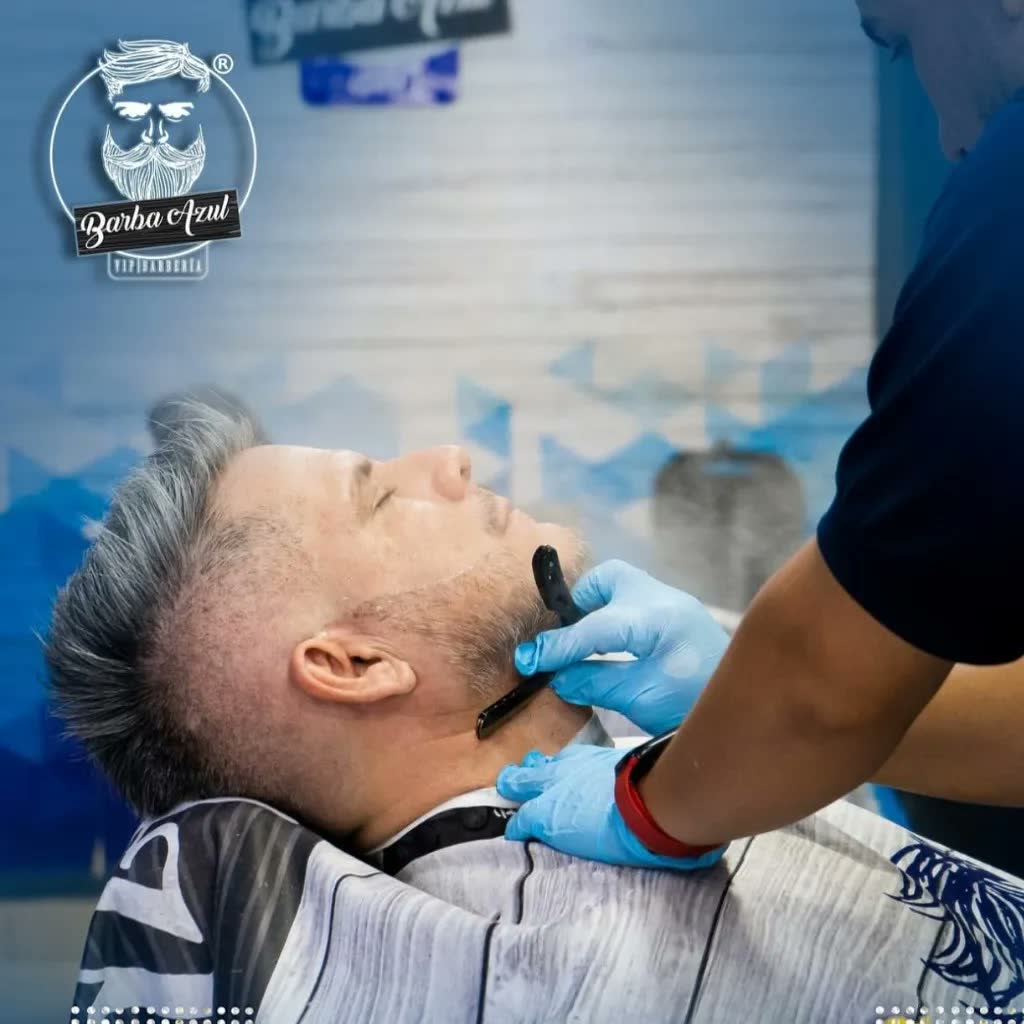 Perfilado de barba con el logo de la casa al fondo