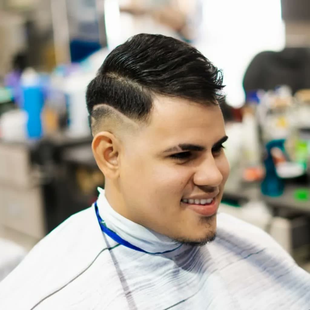 Cliente sonriente con corte terminado